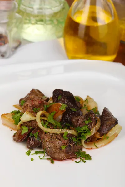 Fried chicken livers on plate on wooden table close-up — Stock Photo, Image