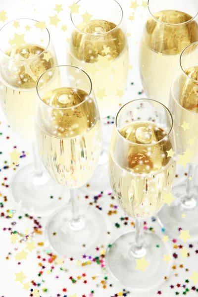 Bicchieri con champagne su sfondo lucido — Foto Stock