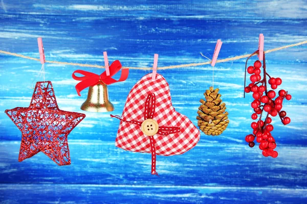 Decoraciones de Navidad sobre fondo de madera — Foto de Stock