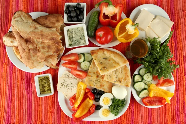 Традиционный турецкий завтрак на фоне ткани — стоковое фото
