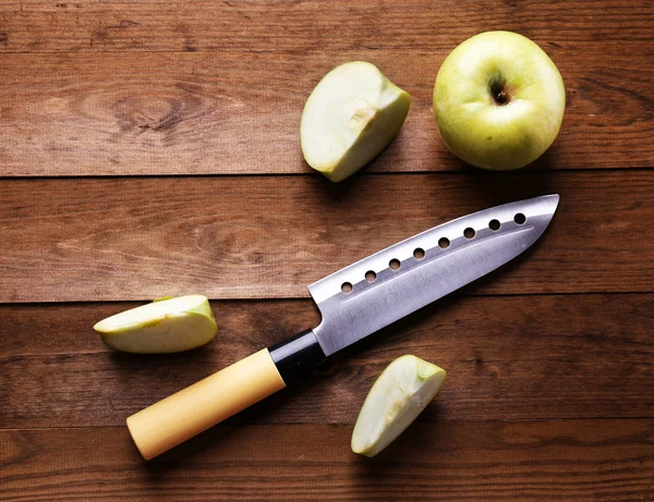 Cuchillo de cocina y manzana verde, sobre fondo de madera —  Fotos de Stock
