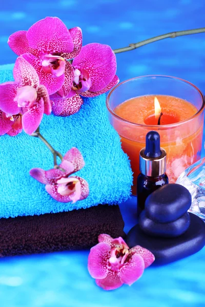 Beautiful spa setting with orchid on blue background — Stock Photo, Image