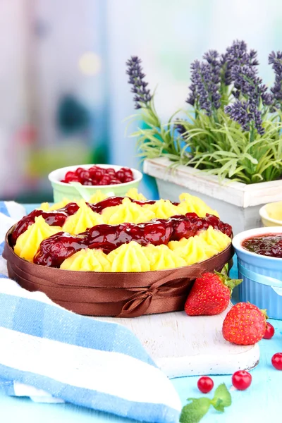 Smakelijke fruitige zelfgemaakte taart met bessen, op tafel — Stockfoto