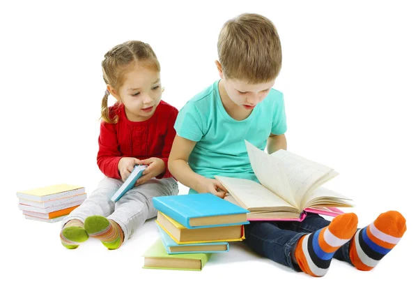 Маленькие дети с книгами, изолированными на белом — стоковое фото