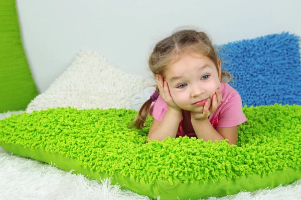 Malá holka ležící v posteli — Stock fotografie