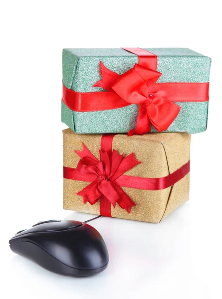 Подарки и компьютерная мышь изолированы на белом — стоковое фото