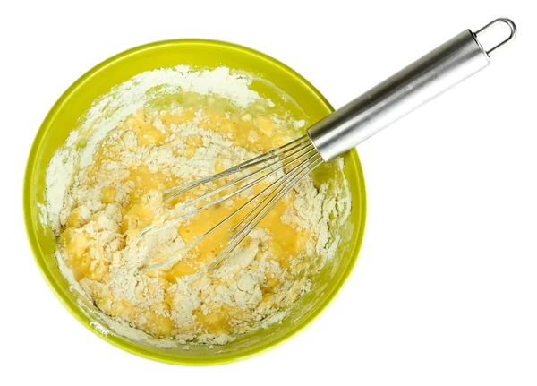 Corolla e uova spezzate con farina isolata su bianco — Foto Stock