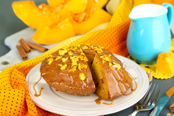 Delicious pumpkin pie on plate on wooden table close-up — Stock Photo, Image