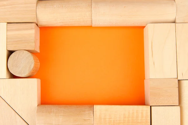 Blocs de jouets en bois sur fond orange — Photo
