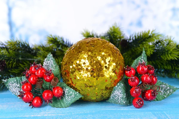 Samenstelling van kerstversiering op tafel op lichte achtergrond — Stockfoto