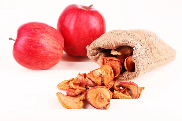 Manzanas secas y manzanas frescas, sobre fondo de madera blanca — Foto de Stock