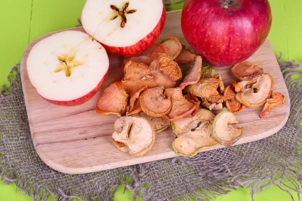 Αποξηραμένα μήλα, στην κοπή του σκάφους, σε ξύλινο φόντο χρώμα — 图库照片