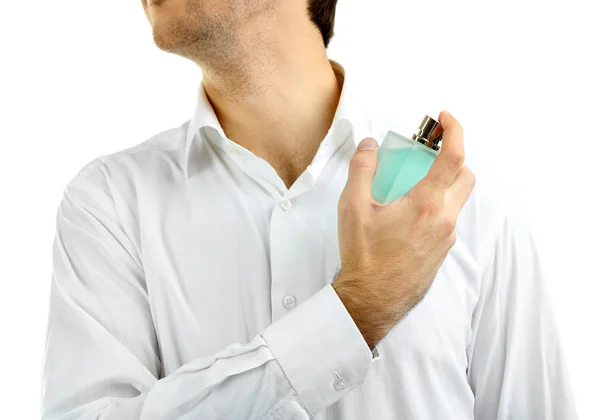 Joven guapo usando perfume aislado en blanco — Foto de Stock