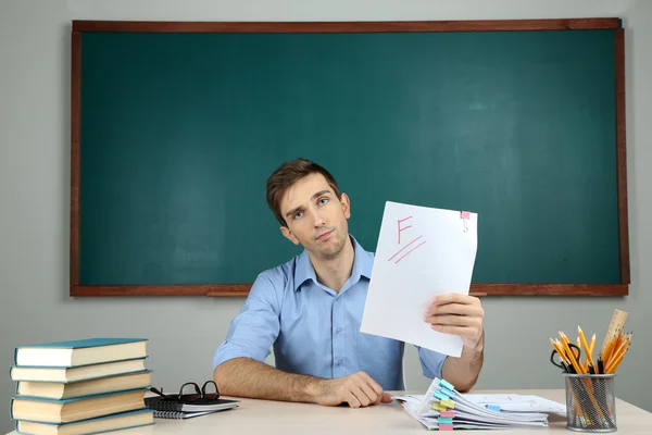 Junge Lehrerin sitzt im Klassenzimmer — Stockfoto