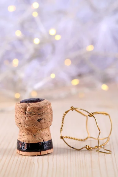 Bouchon de champagne sur fond de lumières de Noël — Photo