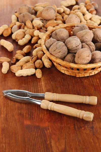 Cascanueces con tuercas en la mesa de madera de cerca — Foto de Stock