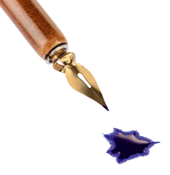 Beyaz izole kalem ve mürekkep lekesi — Stok fotoğraf