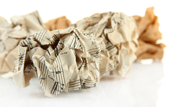 Смятые бумажные шарики, изолированные на белом
