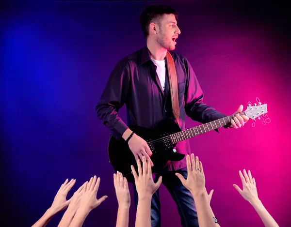 Guitarist singing on stage at a rock concert for his adoring fans — Stock Photo, Image