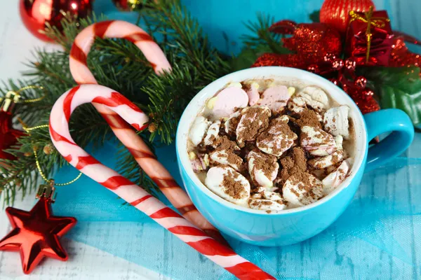 Chocolate quente com creme na caneca de cor, na mesa, no fundo de decorações de Natal — Fotografia de Stock