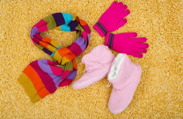 Зимний шарф, перчатки и носки, на цветном фоне — стоковое фото