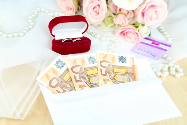 Euro-Banknoten als Hochzeitsgeschenk auf Holztisch in Großaufnahme — Stockfoto