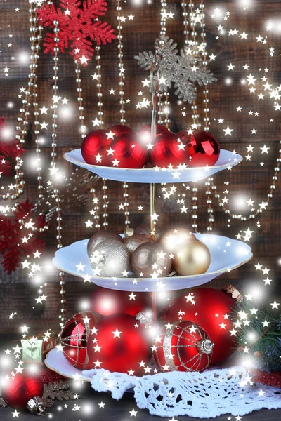Decorações de Natal no carrinho de sobremesa, no fundo de madeira — Fotografia de Stock