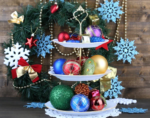 Decoraciones de Navidad en el soporte de postre, sobre fondo de madera de color — Foto de Stock