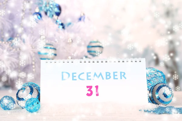 Calendrier avec décorations du Nouvel An sur fond d'hiver — Photo