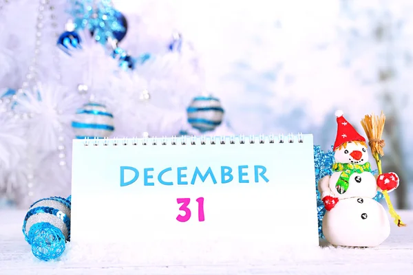 Calendrier avec décorations du Nouvel An sur fond d'hiver — Photo