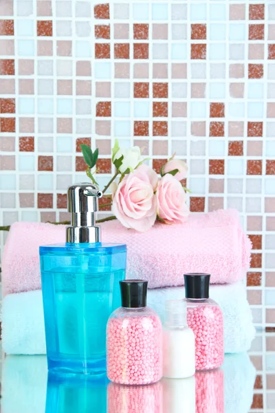 Cosméticos y accesorios de baño sobre fondo de azulejos de mosaico —  Fotos de Stock