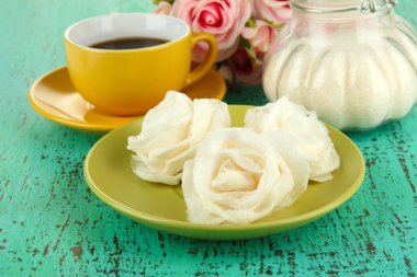 şeker gül ve doğal gül, şeker, renkli arka plan üzerinde Cam Kavanoz