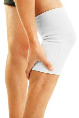 Diz üstüne beyaz izole, elastik bandaj ile genç adam