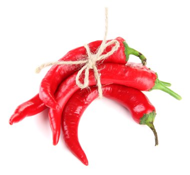 Kırmızı kırmızı biber beyaz üzerine izole edilmiş.