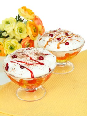 beyaz zemin üzerine masada lezzetli reçel