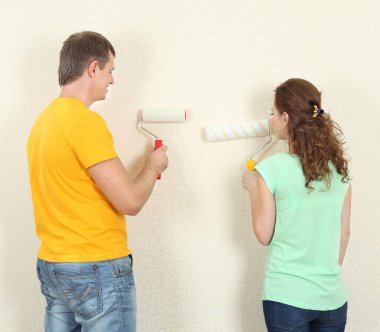 genç bir çift yeni evde tadilat işi