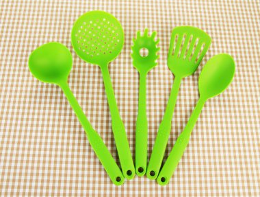 Plastik mutfak eşyaları kumaş zemin