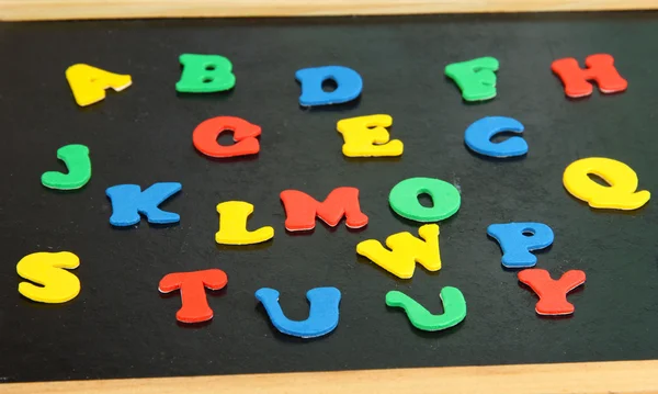 Bunte Buchstaben auf der Schultafel in Großaufnahme — Stockfoto