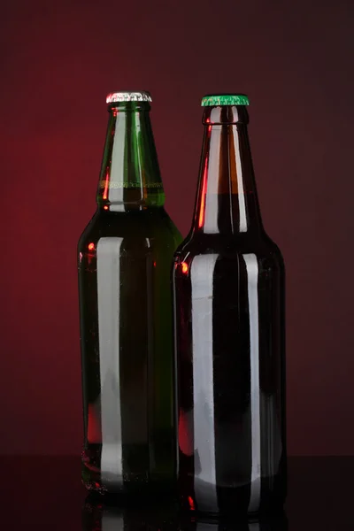 Botellas de cerveza sobre fondo marrón — Foto de Stock