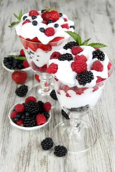 Naturjoghurt mit frischen Beeren auf Holzgrund — Stockfoto