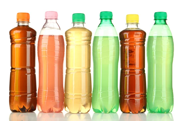 Bottiglie con bevande gustose, isolate su bianco — Foto Stock