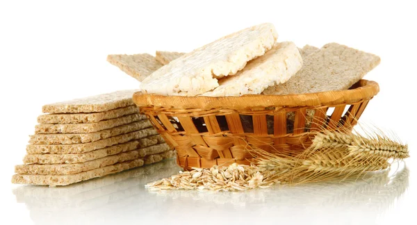 Pão saboroso em cesta, isolado em branco — Fotografia de Stock