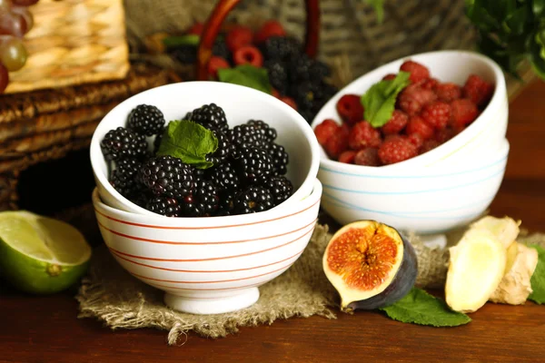 Ассортимент сочных фруктов и ягод на деревянном фоне — стоковое фото