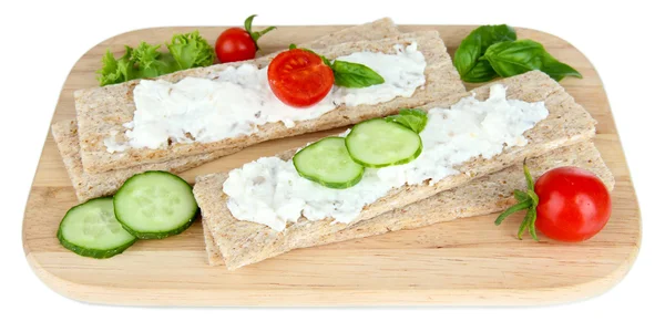 Des pains croustillants savoureux aux légumes, isolés sur du blanc — Photo