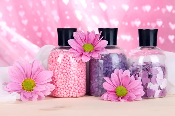 Minerales de aromaterapia - colorida sal de baño sobre fondo rosa — Foto de Stock