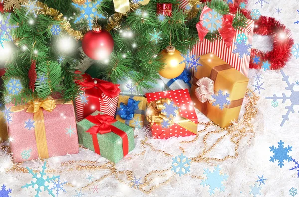 Árvore de Natal decorada com presentes close-up — Fotografia de Stock