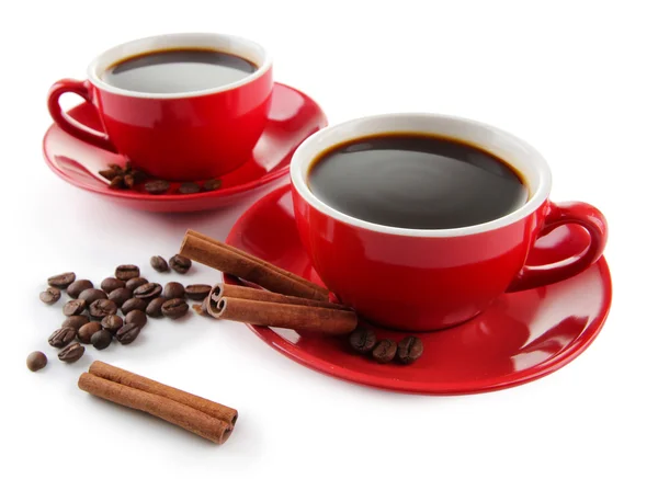 Tazas rojas de café fuerte y granos de café aislados en blanco — Foto de Stock