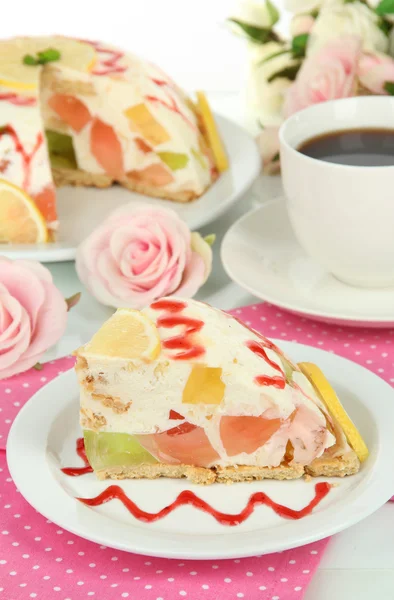 Delicioso pastel de gelatina en la mesa sobre fondo blanco — Foto de Stock