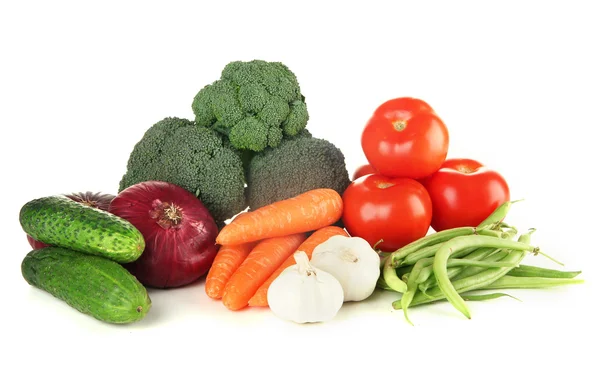 Sammansättningen av olika grönsaker isolerad på vit — Stockfoto