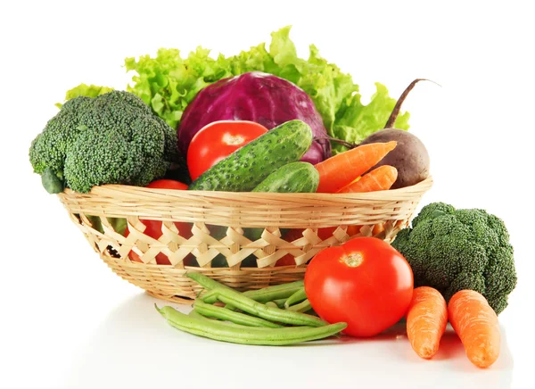 Diferentes verduras en cesta aisladas en blanco — Foto de Stock